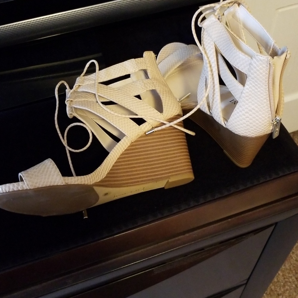 Women's Wedge - Picture 2 of 3